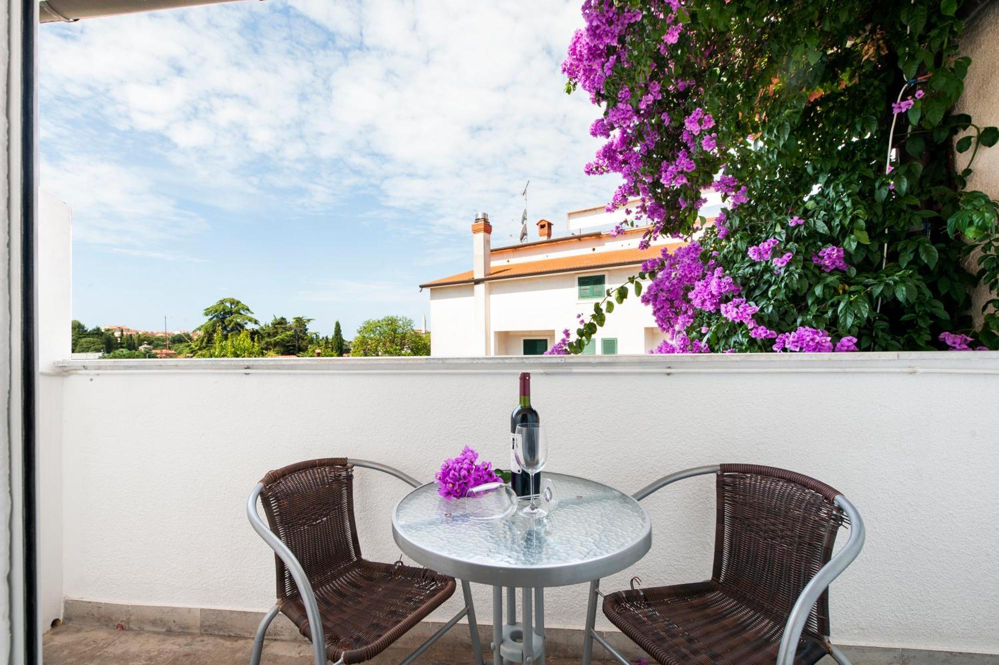 Luna Tsuki Seven Aparthotel Rovinj Exterior photo